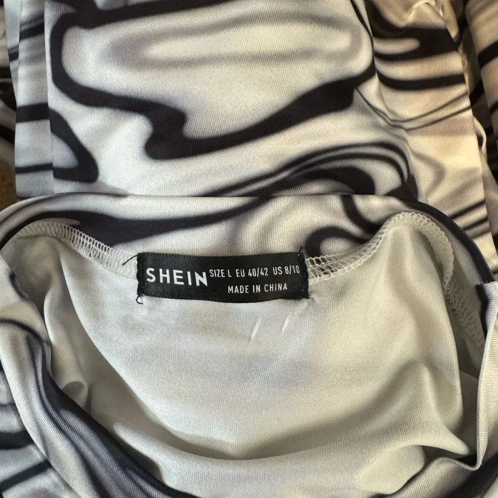 SHEIN Black/Gray Abstract Crop Top - Picture 8 of 8
